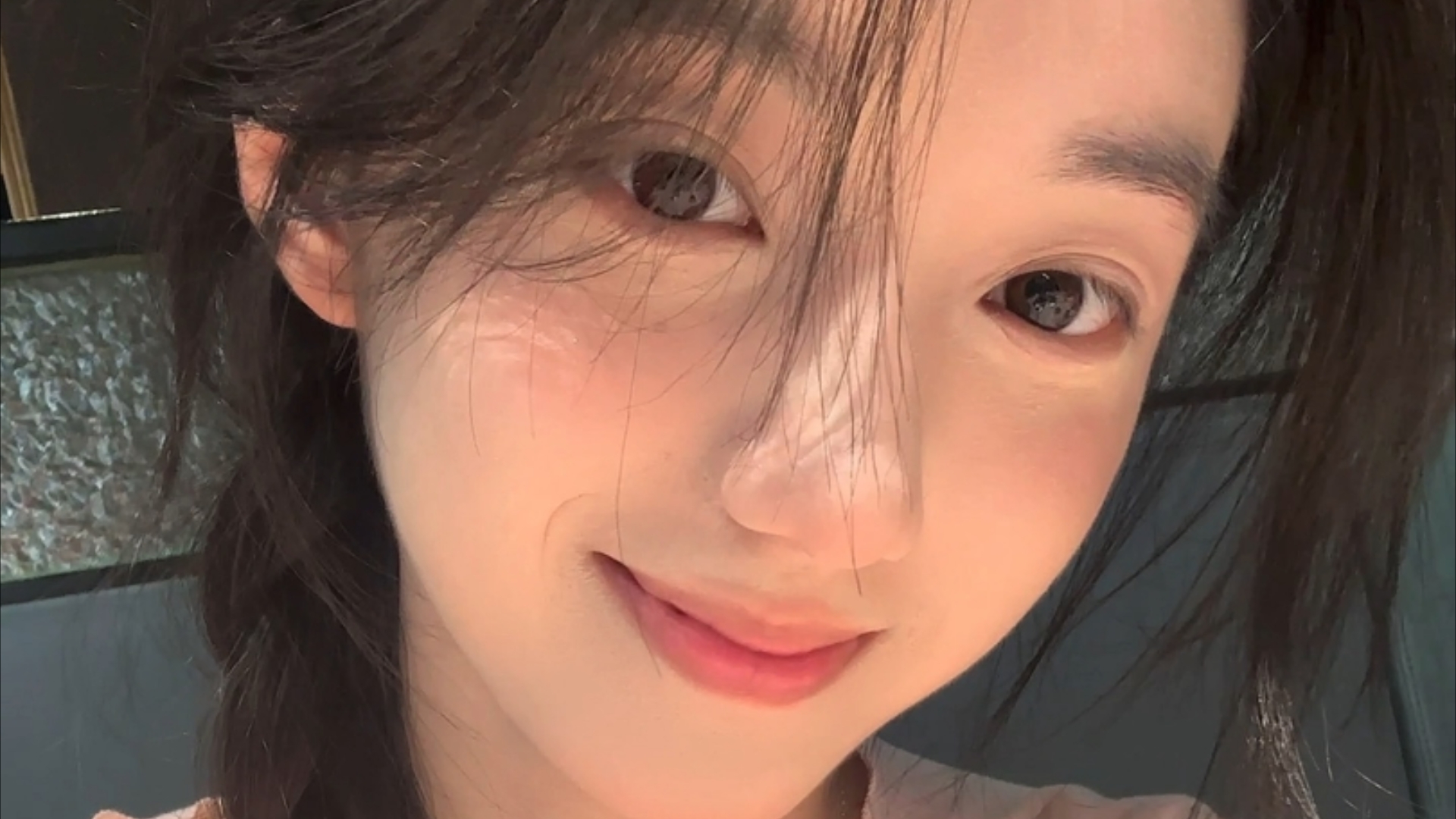 婴儿卡喉危急时刻 暖心女警紧急送医